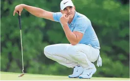  ?? Andy lyons / AFP ?? Koepka estudia el putt del 17; anotará un birdie