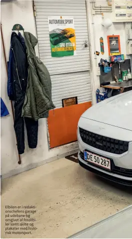  ?? ?? Elbilen er i redaktions­chefens garage på udebane og omgivet af fossilbile­r samt skilte og plakater med historisk motorsport.