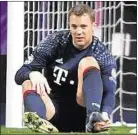  ??  ?? Manuel Neuer befühlt seinen linken Fuß - gebrochen!