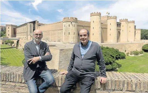  ?? GUILLERMO MESTRE ?? Los arquitecto­s Luis Franco y Mariano Pemán, ante el palacio de la Aljafería.