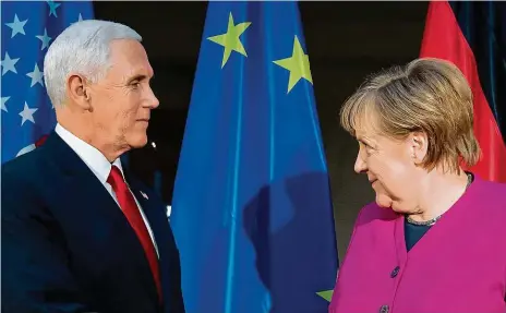  ?? FOTO ČTK/DPA ?? Dva různé světy.
V projevech amerického viceprezid­enta Mikea Pence a německé kancléřky Angely Merkelové byla znát rozdílnost vnímání.
TOMÁŠ VLACH