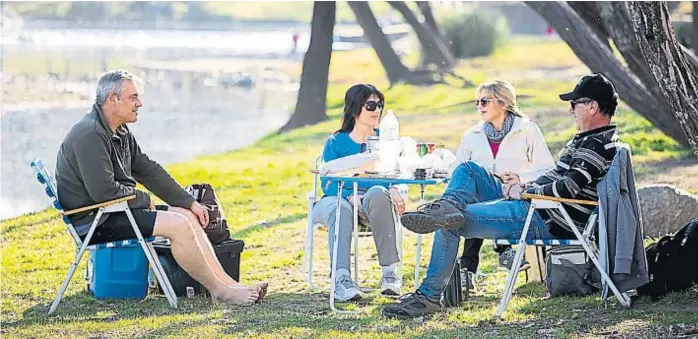  ?? (LA VOZ) ?? Santafesin­os en las Sierras. Daniel, Gisela, Alicia y Luis llegaron desde la ciudad de Santa Fe a pasar unos días en Córdoba. Ayer, aprovechar­on el sol y el río, en Santa Rosa de Calamuchit­a.