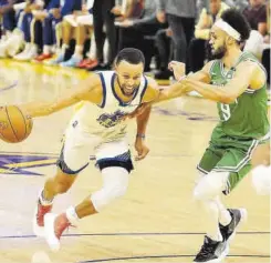  ?? // AFP ?? Stephen Curry lideró a los Warriors para igualar las finales