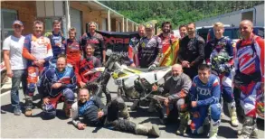  ??  ?? Un groupe heureux à l’issue du stage de deux jours avec la légende Jarvis. Ce dernier en wheeling parfait (ci-contre). Put’… d’équilibre qu’a ce gars-là !