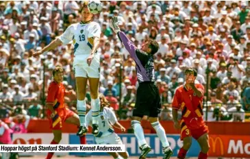  ??  ?? Hoppar högst på Stanford Stadium: Kennet Andersson.