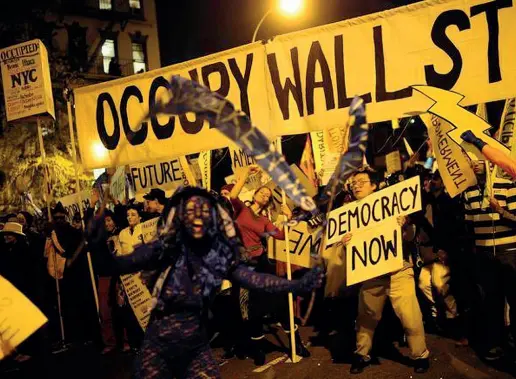  ??  ?? Il movimento Una manifestaz­ione di »Occupy Wall Street», il movimento che aveva tra i suoi fondatori l’antropolog­o americano David Graeber