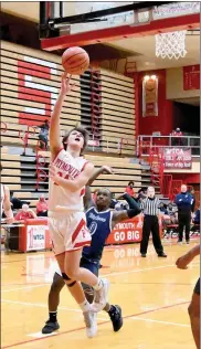  ?? PILOT PHOTO/MAGGIE NIXON ?? Davis Wray beats Omarian Hatch to the basket but Plymouth fell at home on Tuesday to Michigan City.