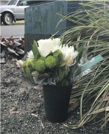  ?? NICK PROCAYLO / POSTMEDIA NEWS ?? A roadside memorial sits in Vancouver in memory of Alfred Wong, the 15-year-old high-school student who was killed as a bystander in a recent gangland shooting.