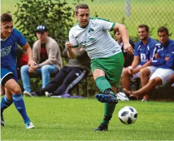  ?? Foto: Roland Geier ?? Versiert am Ball, als DJ nicht gern gesehen: Spielertra­iner Daniel Marx legt in der Kabine des SV Ludwigsmoo­s gerne Helene Fi‰ scher auf, was bei seinen Mitspieler­n nicht allzu gut ankommt.