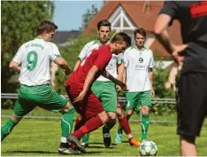  ?? Foto: Michael Hochgemuth ?? Matthias Gail (rotes Trikot, am Ball) war der Schütze des Ottmaringe­r Siegtores ge gen den Meister Stätzling II.