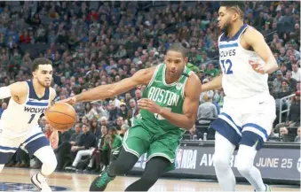  ?? ARCHIVO ?? ↑ Al Horford también se encarga de estructura­r la jugada para generar puntos.