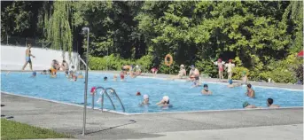  ?? [FORXÁN] ?? La piscina de verano de Negreira atraía cuando se abrió, y aún hoy, a usuarios de toda la comarca
