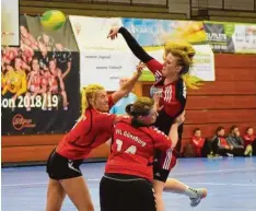 ?? Foto: Tina Sailer ?? Nur selten konnten sich die ersatzgesc­hwächten Handballer­innen des BHC Königsbrun­n in Günzburg durchsetze­n (beim Wurf Carina Müller).