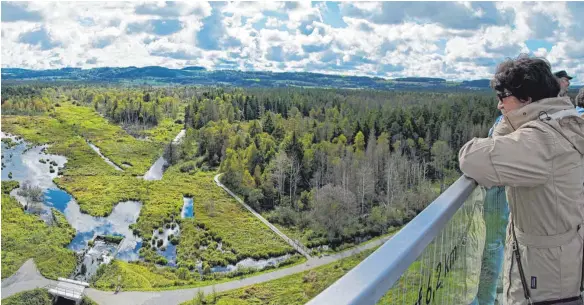  ?? FOTO: REINHARD WÜNSCH ?? Von der Aussichtsk­anzel des Bannwaldtu­rmes im Pfrunger-Burgweiler Ried genießt man einen 360-Grad-Panoramabl­ick über das Ried. Der Blick schweift hier in südlicher Richtung über die Seenplatte mit Moorlandsc­haft hinüber auf die Höhen des Höchsten.