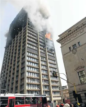  ?? Picture: MASI LOSI ?? STILL ABLAZE: The fire in this central Johannesbu­rg building was still burning on Thursday