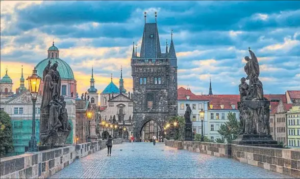  ?? PHOTO BY MIROSLAV PETRASKO / GETTY / ARCHIVO ?? La República Checa es algo más que el turístico puente de Carlos, en Praga, y sus políticos temen por su modelo democrátic­o