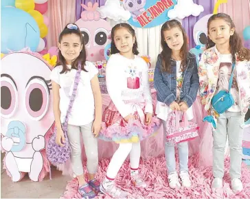  ??  ?? •Ivanna, Alejandra, Kitzya y Camila durante la fiesta doble.