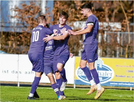  ?? Foto: Daniel Worsch ?? Gut gemacht, Jungs: Neuburgs spielender Co-Trainer Sebastian Habermeyer (links) jubelt mit den beiden Torschütze­n Philippe Bauer (Mitte) und Yunus Erdal (rechts).