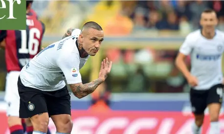  ??  ?? Inchino Radja Nainggolan ha esordito così in campionato con la maglia dell’inter: un gol al Bologna e un inchino ai tifosi nerazzurri (Lapresse)