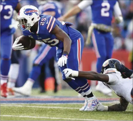  ?? ADRIAN KRAUS - THE ASSOCIATED PRESS ?? Buffalo Bills running back LeSean McCoy (25) is tackled by Chicago Bears’ Roquan Smith (58) during the second half of an NFL football game Sunday, Nov. 4, 2018, in Orchard Park, N.Y.