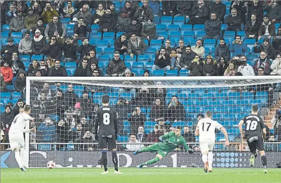  ?? FOTO: SIRVENT ?? Sergio Ramos abrió el marcador ante el Leganés transforma­ndo un penalti sobre Odriozola más que dudoso que Gil Manzano concedió sin dudar y el VAR no intervino en la jugada