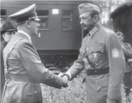  ?? FOTO: LEHTIKUVA ?? I ALLIANS? Adolf Hitler anländer till Finland och gratulerar försvarsma­ktens överbefälh­avare marskalk Carl Gustaf Mannerheim.