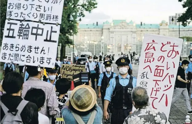  ??  ?? Un grupo de manifestan­tes expresa su oposición a la celebració­n de los Juegos, el pasado domingo en Tokio