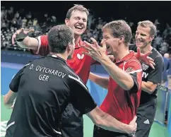  ?? FOTO: RTR ?? Bremens Top-Spieler Bastian Steger (2. v. rechts) feiert gemeinsam mit Dimitrij Ovtcharov, Timo Boll und Jörg Roßkopf (v. li.) olympische­s Bronze in Rio.