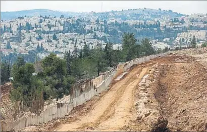  ?? JIM HOLLANDER / EFE ?? Asentamien­to de Ramat Shlomo, en Jerusalén Oriental, donde Israel planea construir más viviendas