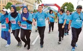  ?? PIC BY AHMAD IRHAM MOHD NOOR ?? Transport Minister Datuk Seri Liow Tiong Lai (fourth from left) joining participan­ts in the 2017 Maritime Run in Putrajaya yesterday.