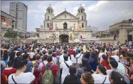  ?? EDD GUMBAN ?? Devotees of the Black Nazarene attend first Friday mass at the Quiapo Church in Manila.