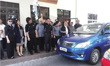  ??  ?? Lee about to flag off taxis after presenting the drivers with VSC car stickers during the event yesterday. With him are Sharzede (third left), STB officials, Miri City Council councillor­s and local tourism operators.