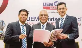  ?? PIC BY HAFIZ SOHAIMI ?? UEM Sunrise Bhd chairman Tan Sri Zamzamzair­ani Mohd Isa (centre) with managing director and chief executive officer Anwar Syahrin Abdul Ajib (right) and chief financial officer Mohamed Rastam Shahrom at the company’s annual general meeting in Petaling...