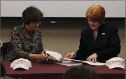  ?? Contribute­d photo ?? Memorandum: South Arkansas Community College President Dr. Barbara Jones, left, and Arkansas Tech University President Dr. Robin E. Bowen sign a memorandum of understand­ing to ease the transfer of credits to ATU.