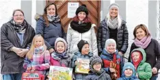  ?? Foto: Ingrid Wais ?? Haunsheime­r Schüler spendeten Plüschtier­e und Spiele für bedürftige Kinder. Hinten von links: Christine Biermaier, Stefanie Schumacher, Heike Baumann, Susanne Met tel, Simone Lutz. Mittlere Reihe von links: Thea, Lina, Jaron, Johann und Jakob. Vorne...