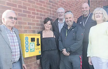  ??  ?? The new defibrilla­tor is unveiled on the wall of St Peter’s Hall in Park Street, Market Bosworth