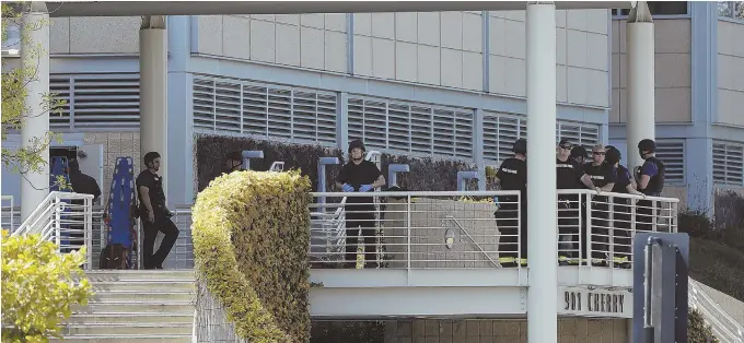  ?? AP PHOTO ?? ‘CHAOTIC SCENE’: Officers stand at an entrance to a YouTube office in San Bruno, Calif., yesterday after a woman opened fire, wounding three before killing herself.