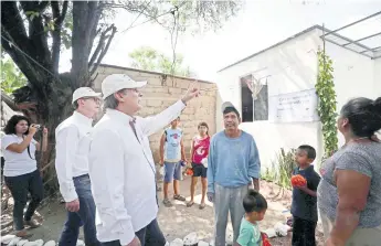  ??  ?? Durante la entrega de viviendas en Jantetelco, Juan Pablo Castañón, agradeció el apoyo de donadores y de Échale a tu Casa para la construcci­ón de hogares tras los sismos de septiembre de 2017. Se invirtiero­n 22 millones 360 mil pesos.