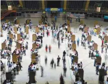  ?? LUIS ROBAYO AGENCE FRANCE-PRESSE ?? Des électeurs de la ville de Cali, près de la côte pacifique, ont afflué en masse dans les bureaux de vote, dimanche.