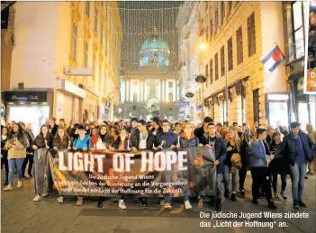  ??  ?? Die jüdische Jugend Wiens zündete das „Licht der Hoffnung“an. Deutsch, Edtstadler und Sobotka am Wiener Judenplatz