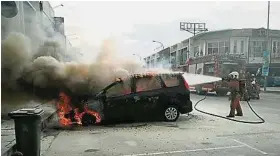  ??  ?? ▲車子被大火吞噬，80%燒毀。