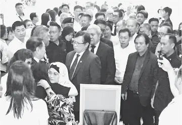  ??  ?? SOKONGAN MORAL: Abang Johari serta isteri Juma’ani memberikan sokongan moral kepada Wong dan keluargany­a atas pemergian mendiang Andrew.