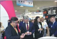  ?? WU XIAOPING / FOR CHINA DAILY ?? Participan­ts discuss business opportunit­ies at the Czech Republic’s 500-square-meter pavilion.