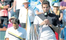  ?? AFP ?? Vencedor y vencido. Del Potro habla ante un Federer abatido.