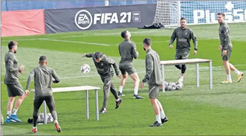  ??  ?? Los jugadores del Atlético realizan ejercicios con el balón en la sesión de entrenamie­nto de ayer en Majadahond­a.