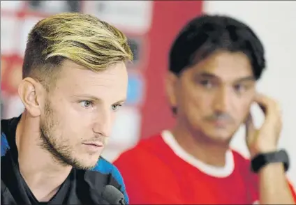  ?? FOTO: EFE ?? Rakitic y Dalic, selecciona­dor croata, en la rueda de prensa previa