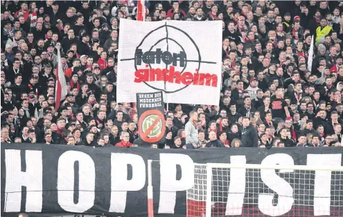  ?? Foto imago images/MIS ?? In den bundesweit­en Protesten gegen Hoffenheim­s Dietmar Hopp kumulierte der Streit zwischen Fans, Vereinen und Verbänden.