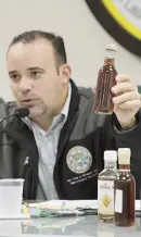  ??  ?? El representa­nte Hernández Alfonzo con varios potes de miel.