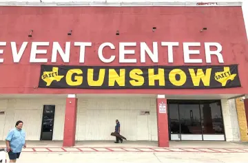  ??  ?? A gun show takes place at the San Antonio Event Centre.