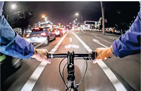  ?? FOTO: ISTOCK ?? Mittendrin: Als Radfahrer im Dunkeln auf einem gekennzeic­hneten Radweg im laufenden Verkehr